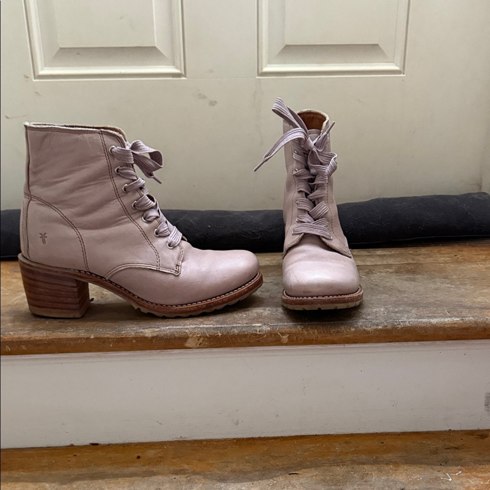 Women's Lace-Up Ankle Boots - Light Purple